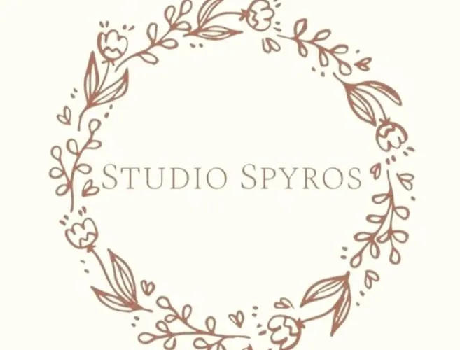 Small Garden By Spyros 卡诺尼