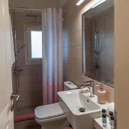 Small Garden By Spyros カノニ