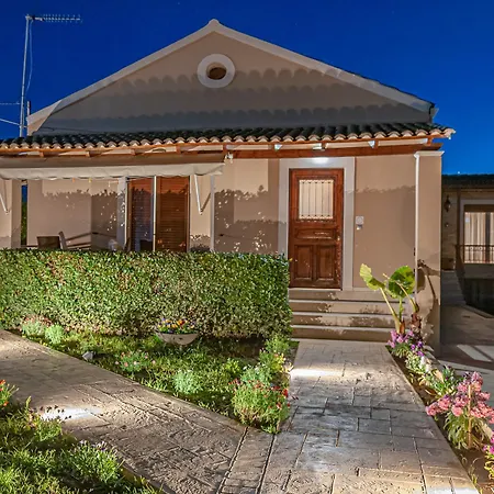 בית נופש Small Garden By Spyros